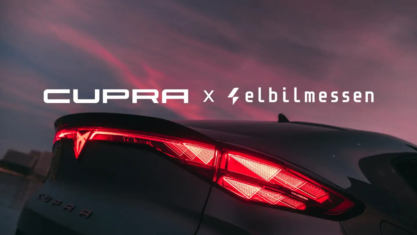 Bagende af en CUPRA-elbil med røde baglygter ved solnedgang og teksten "CUPRA x elbilmessen" henover.