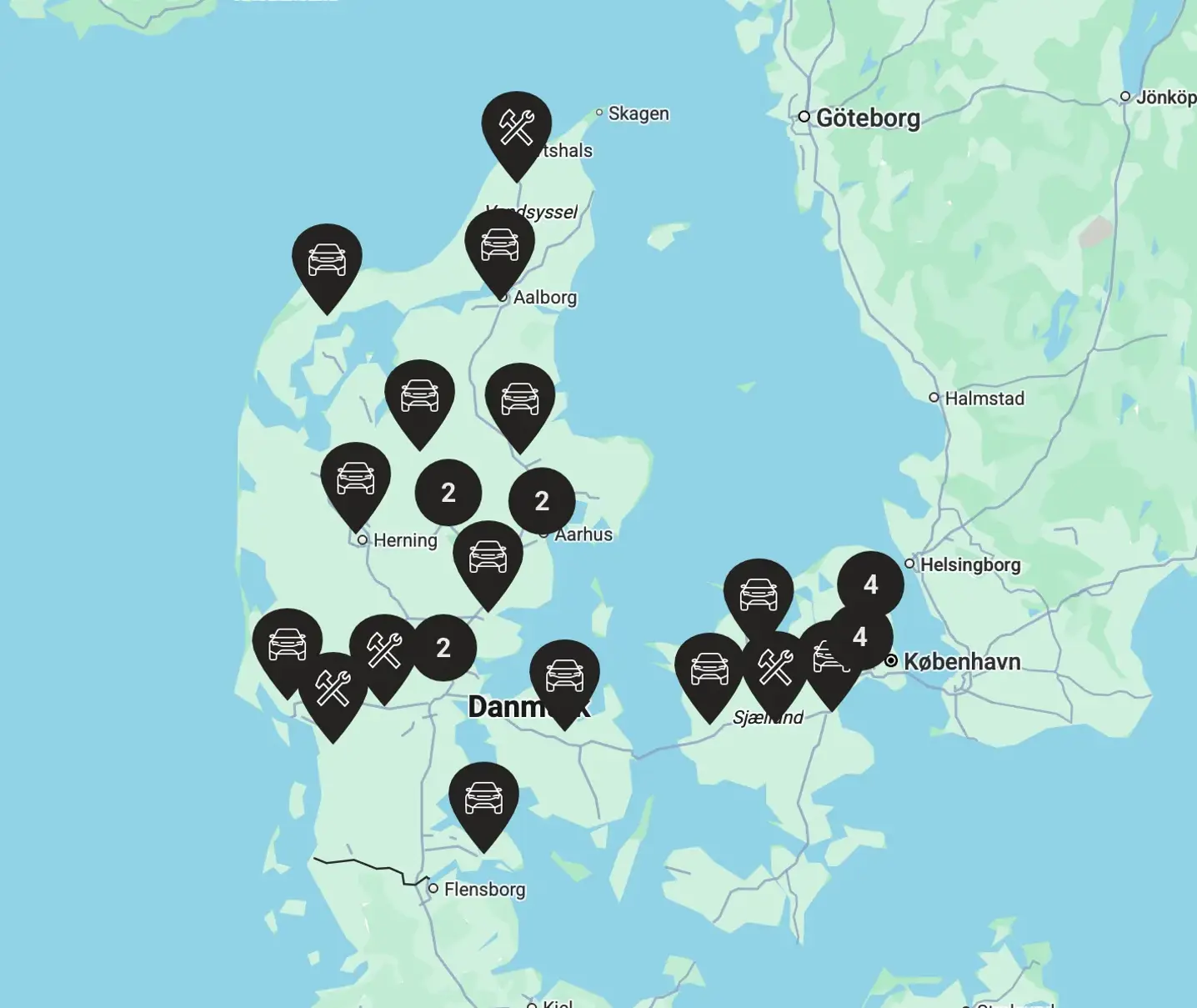 Kort over Danmark med sorte markører, der viser placeringer af biler og værksteder forskellige steder i landet.